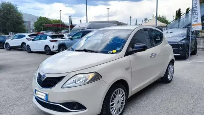 Usata Lancia Ypsilon Gold 69 CV (50 kW) 2016 Beige Utilitaria