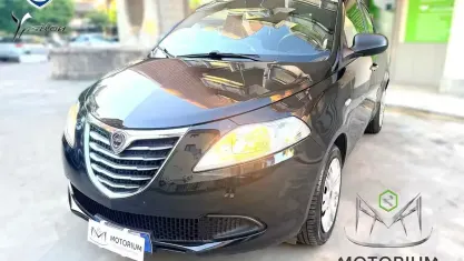 Begagnad Lancia Ypsilon Silver 95 HK (69 kW) 2014 Svart Halvkombi