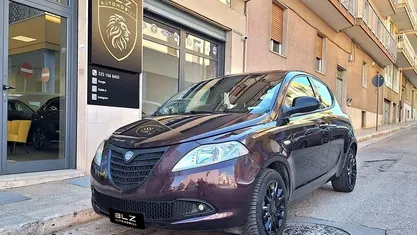 Usata Lancia Ypsilon Gold 69 CV (50 kW) 2014 Viola Utilitaria