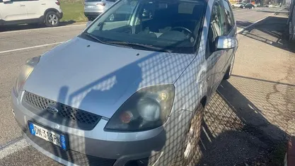 Usata Ford Fiesta Ghia 75 CV (55 kW) 2008 Argento Utilitaria