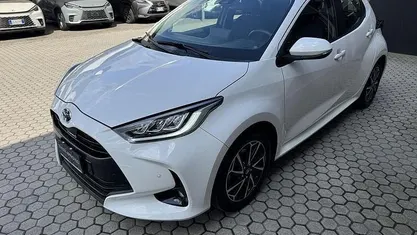 Begagnad Toyota Yaris Hybrid Trend 116 HK (85 kW) 2022 Vit Halvkombi