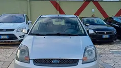 Argento Usata 2007 Ford Fiesta Ghia Tre volumi | 2500 € (Buon prezzo)