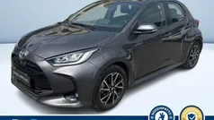 Grigio Usata 2021 Toyota Yaris Hybrid Trend Tre volumi | 17.100 € (Buon prezzo)