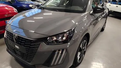 Usata Peugeot 208 Allure 101 CV (74 kW) 2025 Grigio Utilitaria