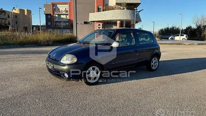 Blu Usata 2001 Renault Clio II Dynamique Due volumi | 1990 € (Buon prezzo)