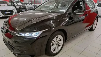 Usata VW Golf VIII Life 116 CV (85 kW) 2025 Nero Utilitaria