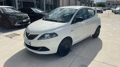 Usata Lancia Ypsilon Silver 70 CV (51 kW) 2022 Bianco Utilitaria