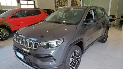 Grigio Usata 2024 Jeep Compass Altitude SUV | 29.700 € (Buon prezzo)