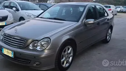 Usata Mercedes C220 Elegance 122 CV (89 kW) 2005 Grigio Berlina