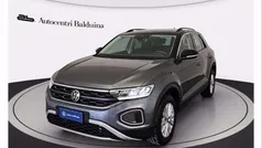 Grigio indyum/tetto nero Usata 2024 VW T-Roc Life SUV | 28.500 € (Buon prezzo)