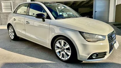 Bianco Usata 2012 Audi A1 Sportback Attraction Due volumi | 6500 € (Super prezzo)