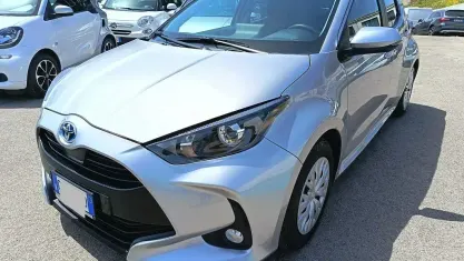 Begagnad Toyota Yaris Hybrid Active 116 HK (85 kW) 2022 Grå Halvkombi