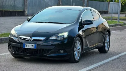 Usata Opel Astra GTC 130 CV (95 kW) 2012 Nero Coupé