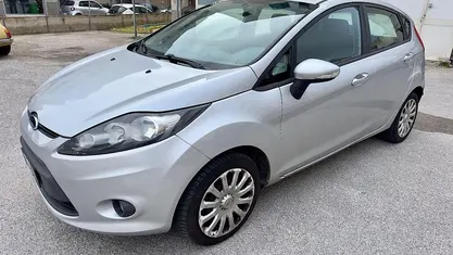 Argento Usata 2010 Ford Fiesta Tre volumi | 4300 € (Buon prezzo)