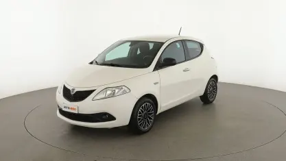 Usata Lancia Ypsilon Gold 70 CV (51 kW) 2021 Bianco Utilitaria