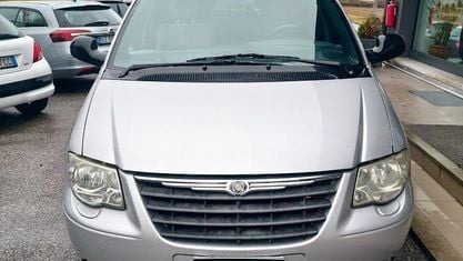 Usata Chrysler Voyager 150 CV (110 kW) 2007 Argento Monovolume
