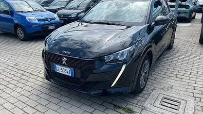 Begagnad Peugeot e-208 Allure 100 kW (136 HK) 2022 Svart Halvkombi