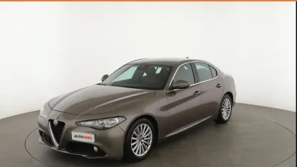 Usado Alfa Romeo Giulia Super 180 HP (132 kW) 2017 Cinzento Sedan