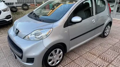 Usata Peugeot 107 Allure 68 CV (50 kW) 2011 Grigio Utilitaria