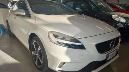 Usata Volvo V40 R-Design 120 CV (88 kW) 2019 Bianco Berlina