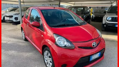 Usata Toyota Aygo Connect Style 68 CV (50 kW) 2012 Rosso Utilitaria