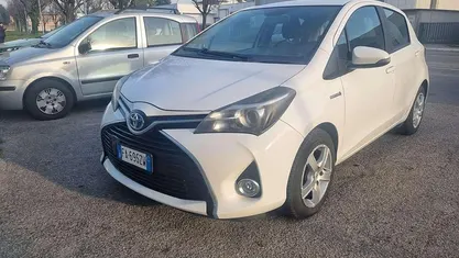 Usata Toyota Yaris Hybrid Style 75 CV (55 kW) 2015 Bianco Berlina