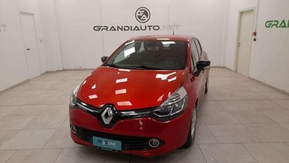 Begagnad Renault Clio IV 75 HK (55 kW) 2014 Röd Halvkombi