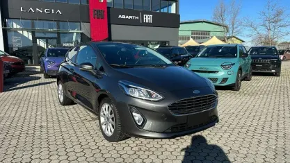 Usata Ford Fiesta Titanium 100 CV (73 kW) 2017 Grigio Utilitaria