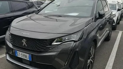 Grigio scuro / metallizzato Usata 2024 Peugeot 5008 GT SUV | 23.950 € (Ottimo prezzo)