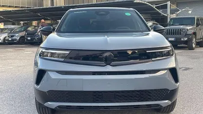 Grigio Nuova 2025 Opel Mokka-e SUV | 23.900 € (Buon prezzo)