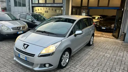 Usata Peugeot 5008 Premium 112 CV (82 kW) 2011 Grigio Monovolume