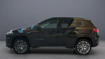 Usata Jeep Compass Summit 131 CV (96 kW) 2025 Solid black SUV