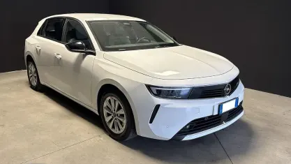 Usata Opel Astra Edition 131 CV (96 kW) 2022 Bianco pastello Utilitaria