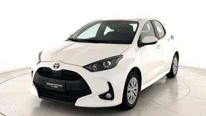 Bianco Usata 2023 Toyota Yaris Hybrid Business Edition Due volumi | 16.500 € (Buon prezzo)