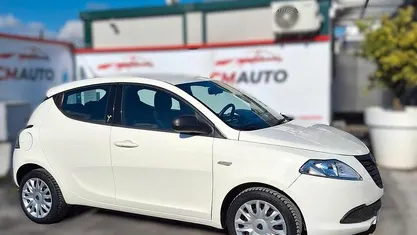Usata Lancia Ypsilon 69 CV (50 kW) 2014 Bianco Utilitaria