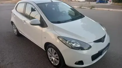 Usata Mazda 2 68 CV (50 kW) 2009 Bianco Utilitaria