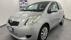 Argento Usata 2008 Toyota Yaris Tre volumi | 4290 € (Buon prezzo)