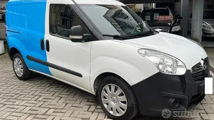 Usata Opel Combo Eco 105 CV (77 kW) 2017 Monovolume