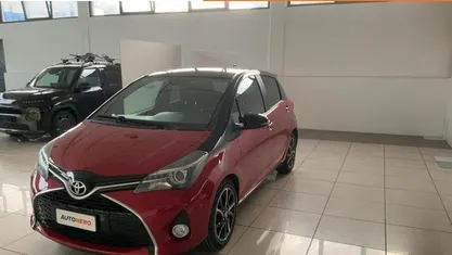 Usata 2016 Toyota Yaris Lounge Tre volumi | 9499 € (Buon prezzo)