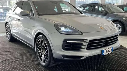 Argento metallizzato Usata 2020 Porsche Cayenne SUV | 49.900 €