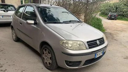 Grigio Usata 2004 Fiat Punto Tre volumi | 990 € (Ottimo prezzo)
