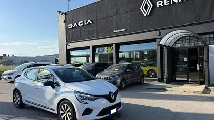 Begagnad Renault Clio V Equilibre 90 HK (66 kW) 2023 Vit Sedan