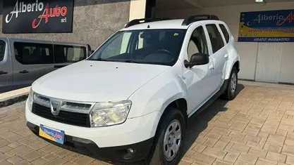 Bianco Usata 2011 Dacia Duster Lauréate SUV | 4490 € (Buon prezzo)
