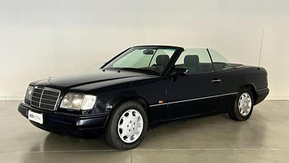 Usata Mercedes E200 136 CV (100 kW) 1995 Blu Cabrio