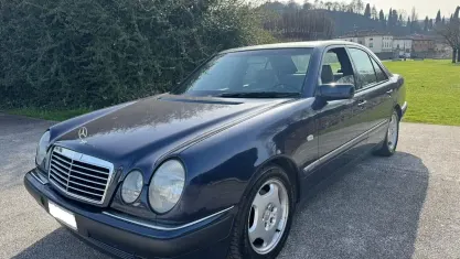 Usata Mercedes E200 Elegance 136 CV (100 kW) 1997 Blu Berlina