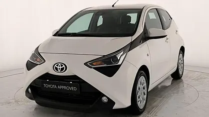 Usata Toyota Aygo X-play 72 CV (52 kW) 2020 Cool white Utilitaria