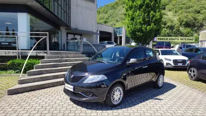 Używany Lancia Ypsilon Gold 69 KM (50 kW) 2016 Czarny Hatchback