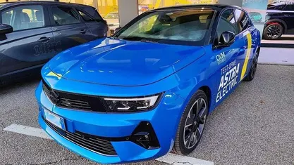 Usata Opel Astra 61 kW (84 CV) 2024 Voltaik blue Berlina