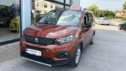Usata Peugeot e-Rifter GT 56 kW (77 CV) 2022 Marrone Monovolume