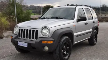 Usata Jeep Cherokee Sport 143 CV (105 kW) 2003 Grigio SUV